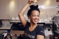 De 28-jarige Arnhemse Trisha van der Plank, werkzaam als barista bij de Doppio Espresso-vestiging in de hoofdplaats van Gelderland, mag zich een jaar lang Parel van het Jaar noemen. BEELD: Doppio Espresso. Publicatie in Coffeepro 4, 2014.